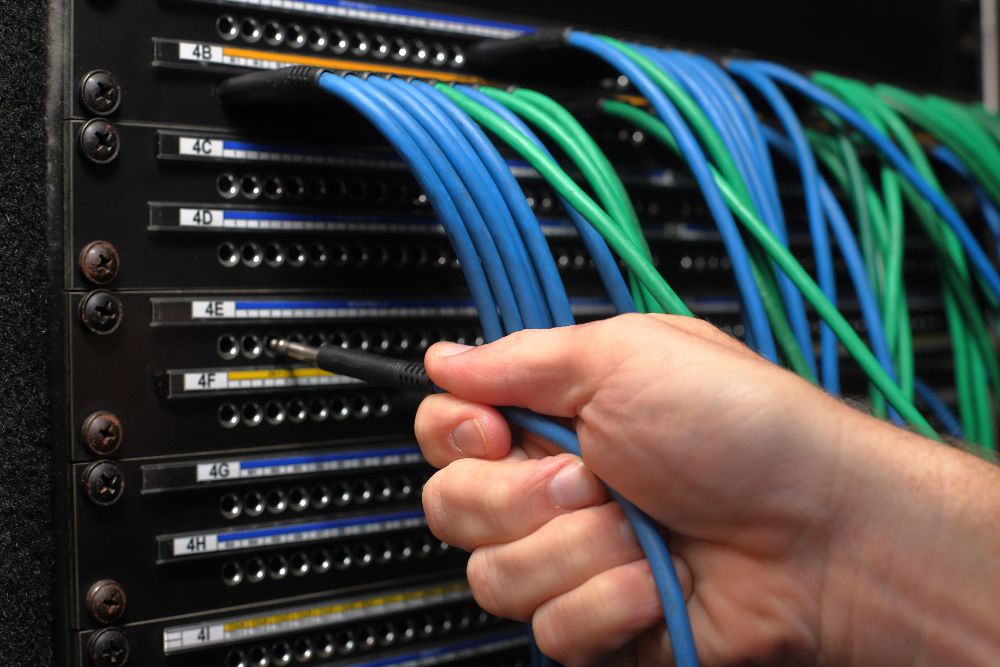 Netzwerktechnik Patchfeld und Serverschrank